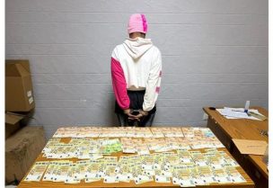 العاملة المنزلية السيراليونية بعد القاء القبض عليها مع الأموال المسروقة