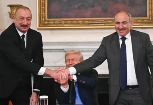 مصافحة جماعية في البيت الأبيض تجمع الرئيس الأميركي دونالد ترامب ورئيس أذربيجان إلهام علييف ورئيس الورزاء الأرمني نيكول باشينيان