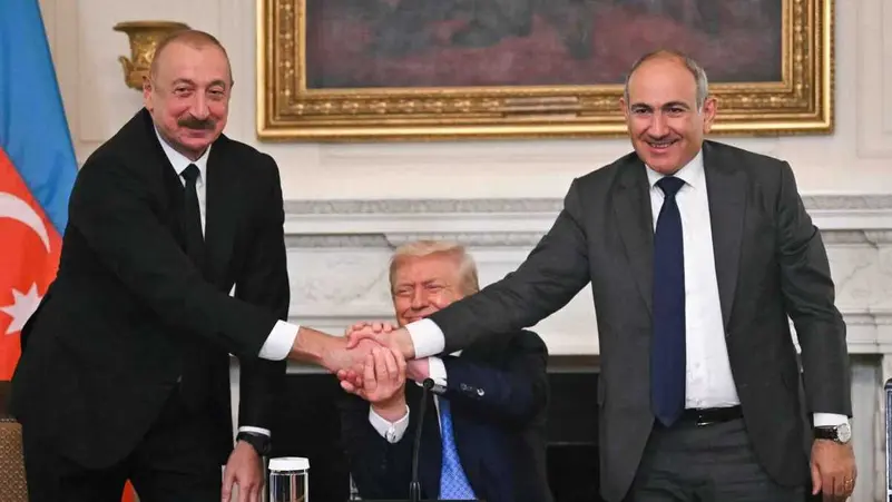 مصافحة جماعية في البيت الأبيض تجمع الرئيس الأميركي دونالد ترامب ورئيس أذربيجان إلهام علييف ورئيس الورزاء الأرمني نيكول باشينيان