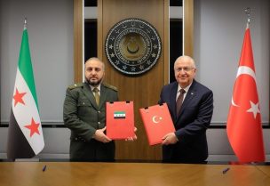 وزير الدفاع التركي ونظيره السوري مرهف أبو قصرة بعد توقيعهما اتفاقية تعاون عسكري مشترك بين البلدين