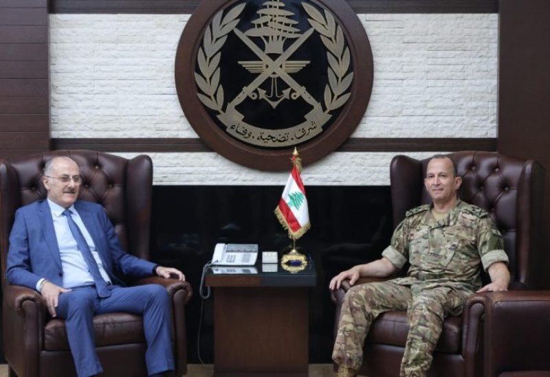 عضو "اللقاء الديمقراطي" النائب بلال عبدالله قائد الجيش العماد رودولف هيكل