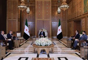 الرئيس السوري أحمد الشرع يستقبل وزير الخارجية التركي هاكان فيدان والوفد المرافق له بحضور بحضور وزير الخارجية أسعد الشيباني في دمشق