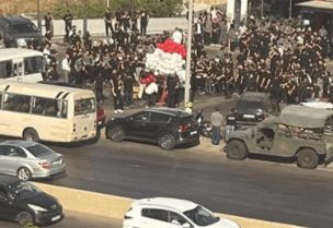 تجمع لشبان يرتدون قمصان سوداء أمام مطعم أطيب فروج