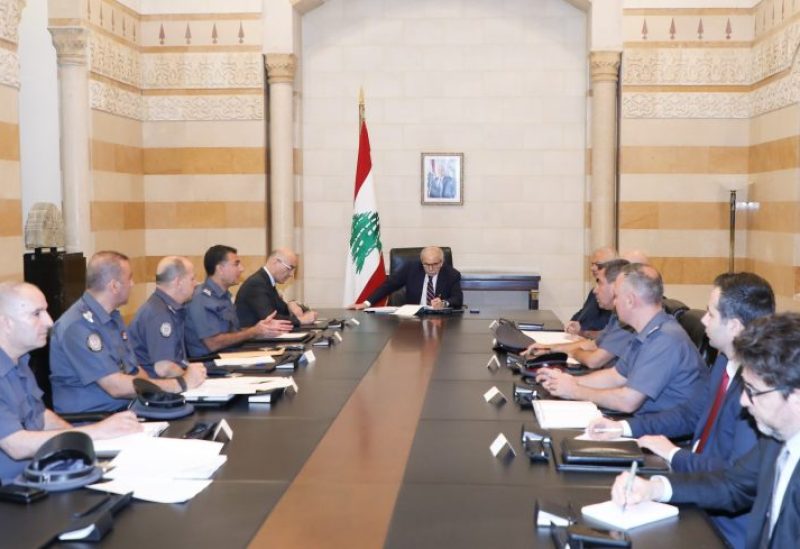 رئيس مجلس الوزراء الدكتور نواف سلام خلال اجتماع في السراي الحكومي لبحث أزمة السير المتفاقمة في بيروت والمناطق اللبنانية