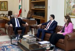 رئيس الجمهورية العماد جوزاف عون خلال لقائه وزير الإعلام المحامي بول مرقص، والرئيسة الجديدة لمجلس الإدارة والمديرة العامة لتلفزيون لبنان الدكتورة إليسار ندّاف