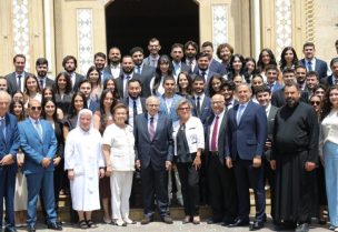 رئيس مجلس الوزراء الدكتور نواف سلام مع وفد من المؤسسة المارونية للانتشار برئاسة السيدة روز شويري إلى جانب ثمانين شاباً وشابة من أبناء الجالية اللبنانية في الاغتراب