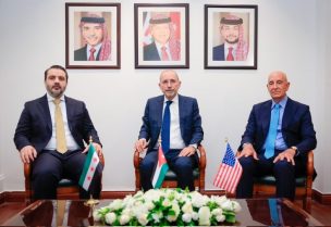 وزير الخارجية السوري أسعد الشيباني، ونظيره الأردني أيمن الصفدي، و المبعوث الأميركي توماس باراك
