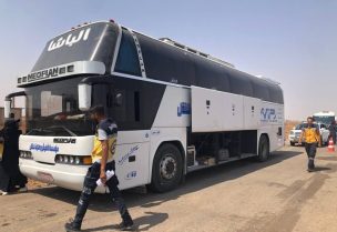 الدفاع المدني السوري يساعد العائلات في ممر بصرى الشام