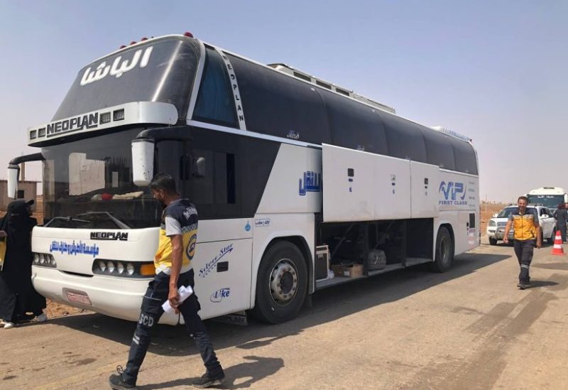 الدفاع المدني السوري يساعد العائلات في ممر بصرى الشام