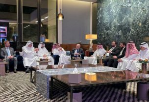 وزير الاقتصاد والصناعة السوري الدكتور محمد نضال الشعار خلال اجتماعه مع وزير التجارة السعودي الدكتور ماجد القصبي