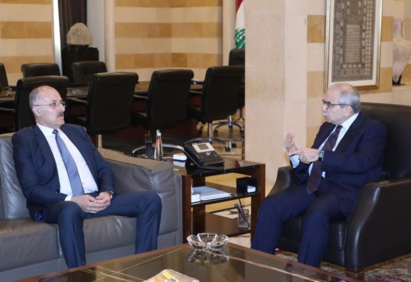 رئيس مجلس الوزراء الدكتور نواف سلام مع عضوٍ اللقاء الديمقراطي النائب بلال عبد الله