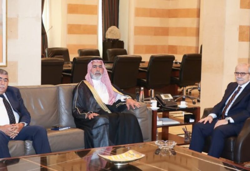 رئيس مجلس الوزراء الدكتور نواف سلام يستقبل رئيس تجمّع العشائر العربية الشيخ بدر عبيد ورئيس بلدية برج العرب عارف شخيدم