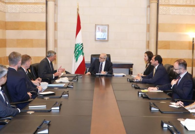 رئيس مجلس الوزراء الدكتور نواف سلام خلال لقائه عضو الكونغرس الأميركي النائب دارين لحود، يرافقه عضو الكونغرس النائب ستيف كوهن، بحضور سفيرة الولايات المتحدة في بيروت السيدة ليزا جونسون والوفد المرافق