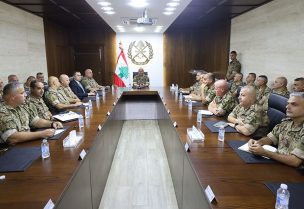 قائد الجيش العماد رودولف هيكل خلال اجتماعه مع أركان القيادة وقادة الوحدات والأفواج العملانية، وعدد من الضباط
