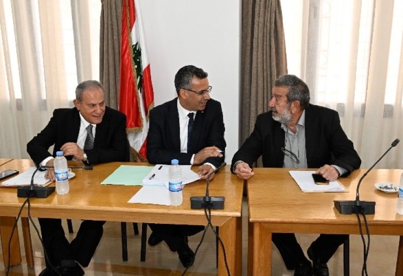 وزير الزراعة الدكتور نزار هاني خلال اجتماعه مع لجنة الزراعة النيابية