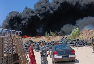 حريق كمية كبيرة من الإطارات المطاطية المستعملة على أوتوستراد البداوي الجديد في طرابلس
