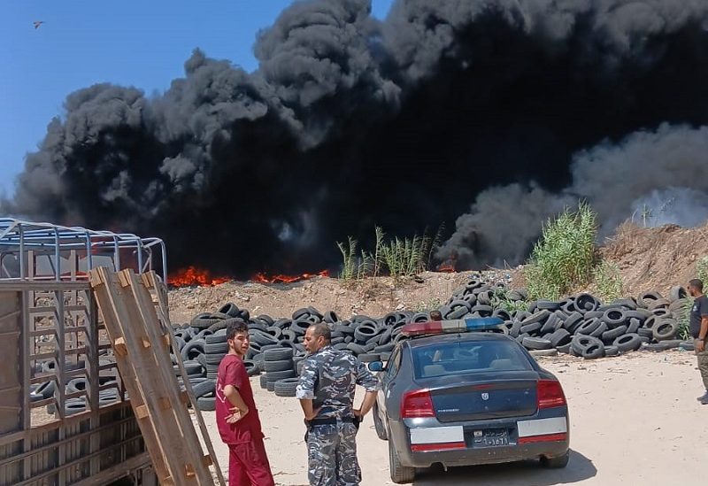 حريق كمية كبيرة من الإطارات المطاطية المستعملة على أوتوستراد البداوي الجديد في طرابلس