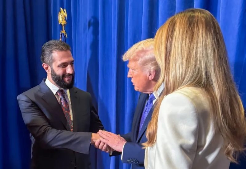 الرئيس السوري أحمد الشرع يصافح الرئيس الأمريكي دونالد ترامب