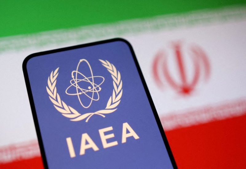 شعار الوكالة الدولية للطاقة الذرية (IAEA) والعلم الإيراني. رويترز