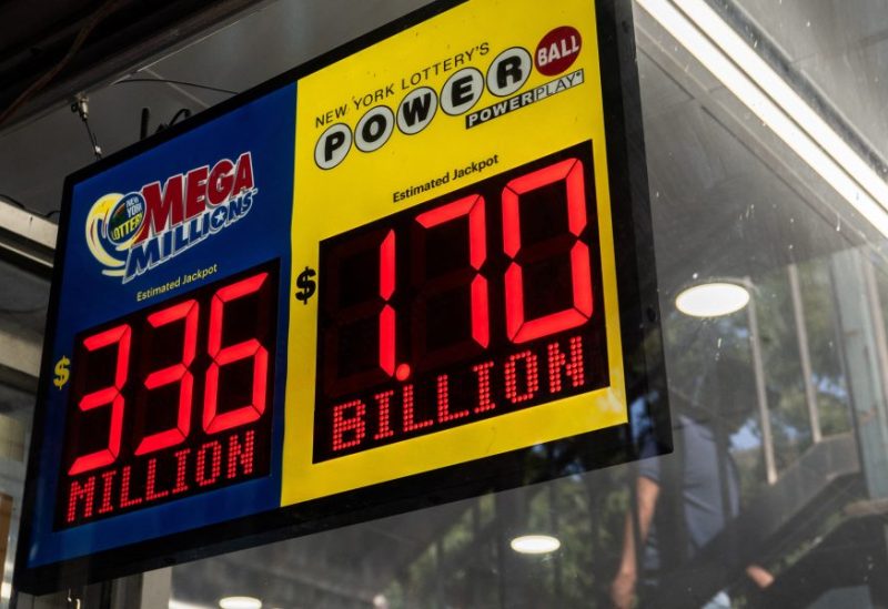 لوحة إلكترونية تعرض الجائزة الكبرى البالغة 1.7 مليار دولار في سحب يانصيب Powerball في كوينز، مدينة نيويورك، الولايات المتحدة، 5 سبتمبر 2025. رويترز