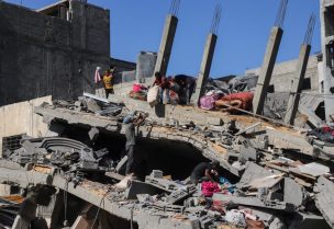 فلسطينيون يتفقدون موقع الغارات الجوية الإسرائيلية على منازل في مخيم الشاطئ للاجئين في مدينة غزة، 12 سبتمبر 2025. رويترز