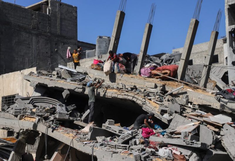 فلسطينيون يتفقدون موقع الغارات الجوية الإسرائيلية على منازل في مخيم الشاطئ للاجئين في مدينة غزة، 12 سبتمبر 2025. رويترز