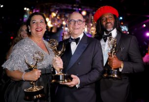فريق مسلسل ”ذا بيت“ الحائز على جائزة أفضل مسلسل درامي يلتقط صورة جماعية في حفل Governors Ball خلال حفل توزيع جوائز Primetime Emmy Awards في نسخته الـ77 في لوس أنجلوس، كاليفورنيا، الولايات المتحدة، 14 سبتمبر 2025. رويترز