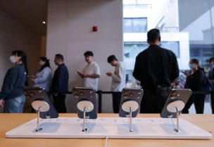 الناس يصطفون بجانب الهواتف الذكية الجديدة من سلسلة iPhone 17 المعروضة داخل متجر Apple في منطقة سانليتون في بكين خلال بدء المبيعات في بكين، الصين، 19 سبتمبر 2025. رويترز