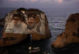 عناصر حزب الله يضيئون صخرة الروشة بصور حسن نصر الله وهاشم صفي الدين