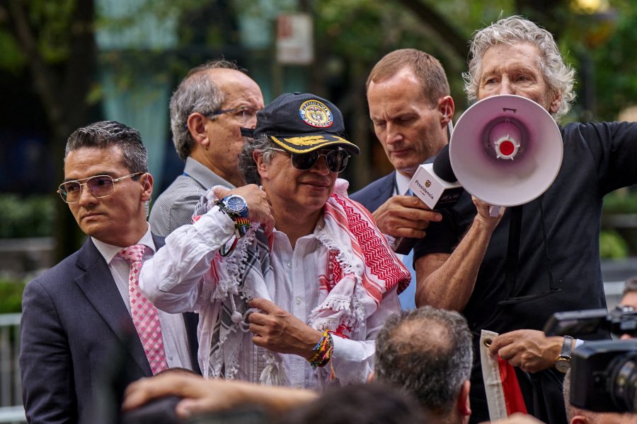 الموسيقي روجر ووترز يخاطب المتظاهرين المؤيدين لفلسطين إلى جانب الرئيس الكولومبي غوستافو بيترو، في ساحة داغ همرشولد خارج مقر الأمم المتحدة خلال الدورة الثمانين للجمعية العامة للأمم المتحدة في مدينة نيويورك، الولايات المتحدة، 26 سبتمبر 2025. رويترز