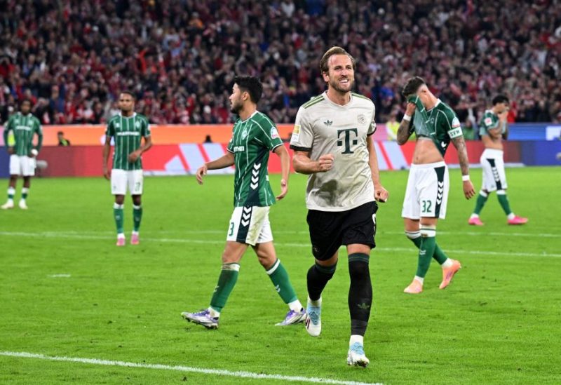 هاري كين لاعب بايرن ميونيخ يحتفل بتسجيل الهدف الثاني لفريقه ضد فيردر بريمن. رويترز