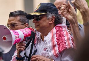 الرئيس الكولومبي غوستافو بيترو يخاطب متظاهرين مؤيدين لفلسطين في ساحة داغ همرشولد خارج مقر الأمم المتحدة خلال الدورة الثمانين للجمعية العامة للأمم المتحدة في مدينة نيويورك، الولايات المتحدة، 26 سبتمبر 2025. رويترز