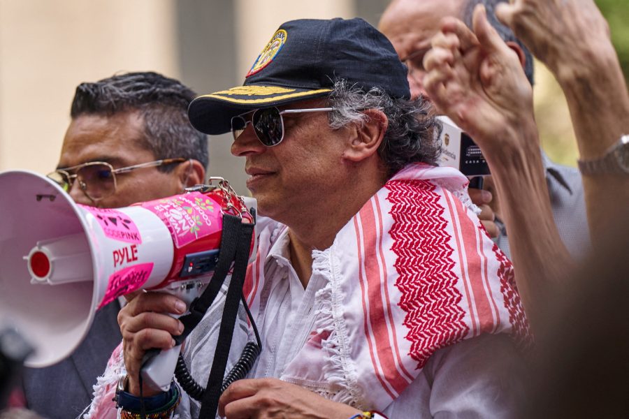 الرئيس الكولومبي غوستافو بيترو يخاطب متظاهرين مؤيدين لفلسطين في ساحة داغ همرشولد خارج مقر الأمم المتحدة خلال الدورة الثمانين للجمعية العامة للأمم المتحدة في مدينة نيويورك، الولايات المتحدة، 26 سبتمبر 2025. رويترز