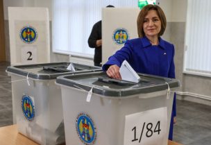 الرئيسة المولدوفية مايا ساندو تدلي بصوتها في أحد مراكز الاقتراع خلال الانتخابات البرلمانية التي جرت في تشيسيناو، مولدوفا، في 28 سبتمبر 2025. رويترز
