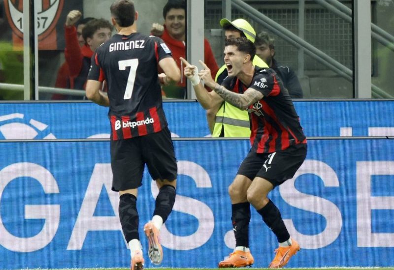 كريستيان بوليسيتش لاعب ميلان يحتفل مع سانتياغو خيمينيز بتسجيل الهدف الثاني لفريقه. رويترز
