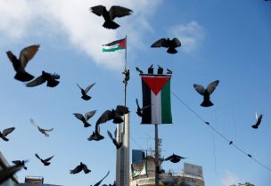 علم فلسطيني يرفرف على سارية في وسط مدينة رام الله بالضفة الغربية المحتلة من قبل إسرائيل، 30 سبتمبر 2025. رويترز