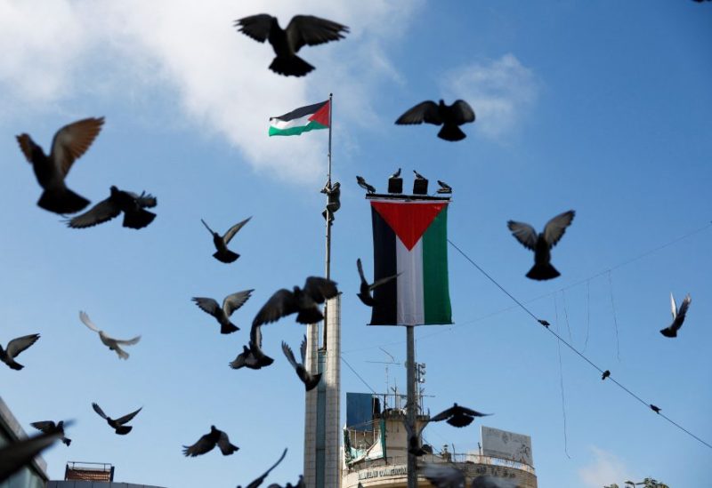 علم فلسطيني يرفرف على سارية في وسط مدينة رام الله بالضفة الغربية المحتلة من قبل إسرائيل، 30 سبتمبر 2025. رويترز