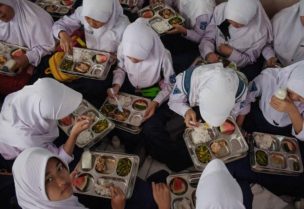 أُصيب نحو 400 طفل بالإعياء بعد تناول وجبات مدرسية مجانية في إقليم بنكولو غرب إندونيسيا