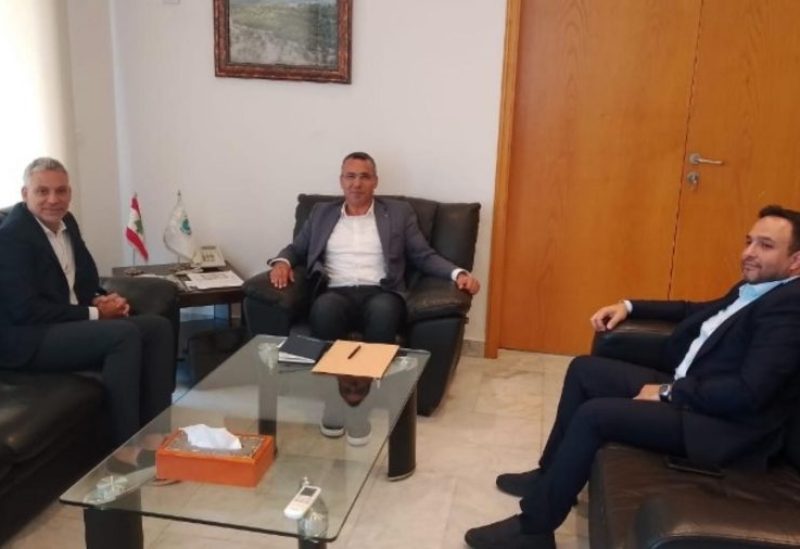 وزير الزراعة نزار هاني في مكتبه في الوزارة، نقيب المهندسين في بيروت المهندس فادي حنا، بحضور المهندس فراس ابو دياب