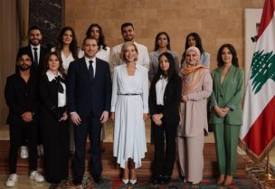 اللبنانية الأولى السيدة نعمت عون مع الاعلامي جان نخول ومجموعة من طلاب كلية الاعلام في الجامعة اللبنانية