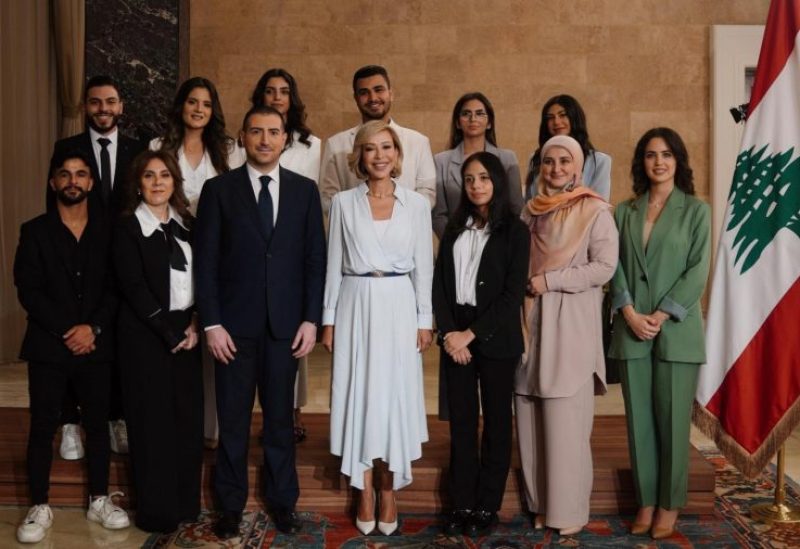 اللبنانية الأولى السيدة نعمت عون مع الاعلامي جان نخول ومجموعة من طلاب كلية الاعلام في الجامعة اللبنانية