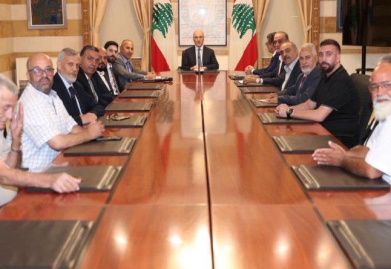 وزير الداخلية والبلديات أحمد الحجار، في مكتبه
