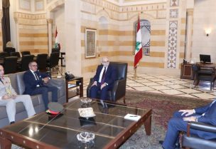 رئيس مجلس الوزراء نواف سلام في السراي الحكومي والسفير المصري في لبنان علاء موسى