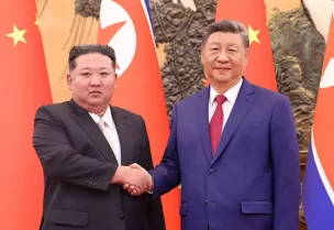 الرئيس الصيني شي جين بينغ والزعيم الكوري الشمالي كيم جونغ أون
