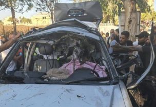 السيارة التي استهدفتها الغارة الإسرائيلية في بنت جبيل
