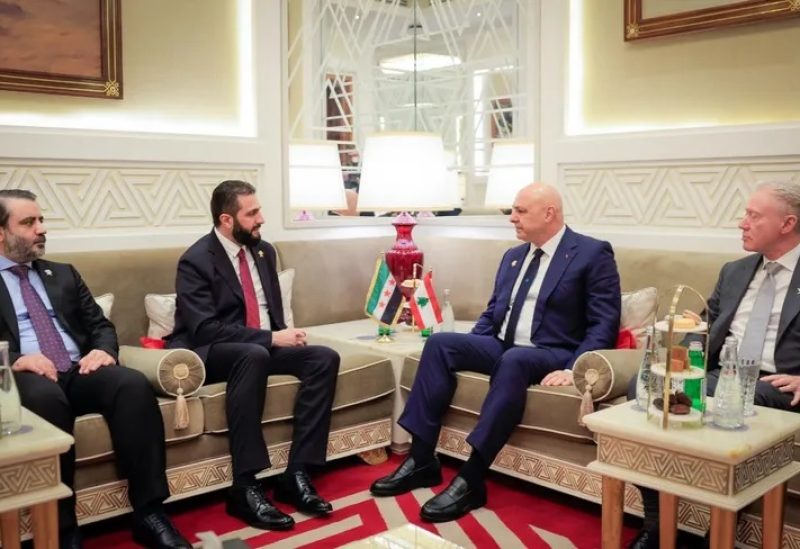 الرئيس جوزاف عون خلال لقاء نظيره السوري أحمد الشرع على هامش القمة العربية والإسلامية الطارئة في الدوحة. 15 سبتمبر 2025 - "سانا"