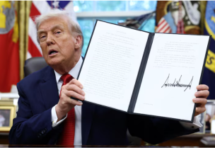 الرئيس الأمريكي دونالد ترامب يعرض توقيعه على أمر تنفيذي حول صفقة لبيع عمليات تيك توك