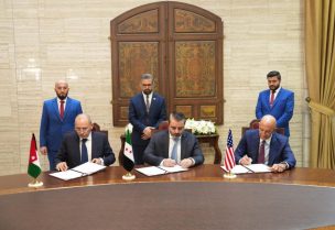وزير الخارجية السوري أسعد الشيباني في مؤتمر صحفي مع نظيره الأردني أيمن الصفدي والمبعوث الأمريكي توم باراك خلال صياغة خارطة طريق لحل أزمة السويداء