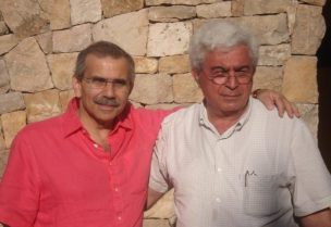 صورة تجمع رئيس الحكومة نواف سلام مع الأديب والكاتب الراحل إلياس الخوري