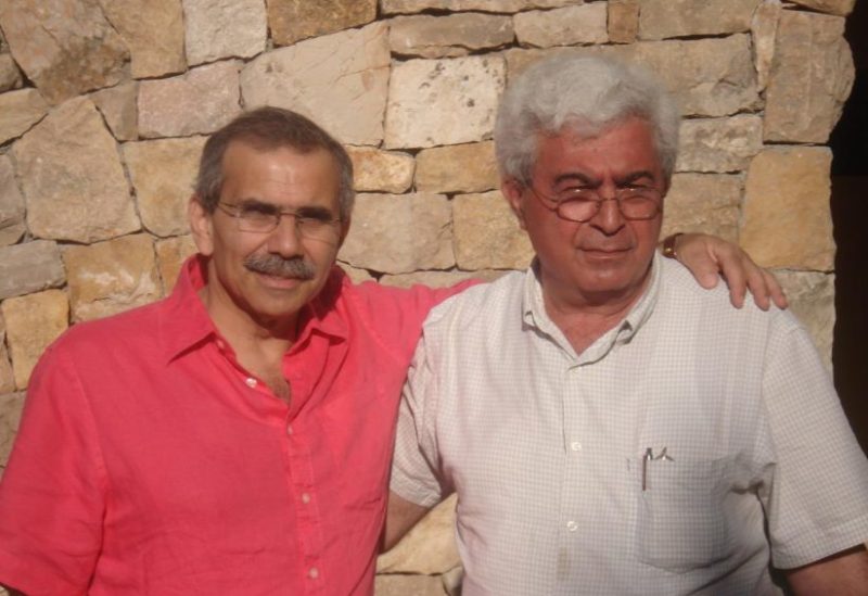 صورة تجمع رئيس الحكومة نواف سلام مع الأديب والكاتب الراحل إلياس الخوري